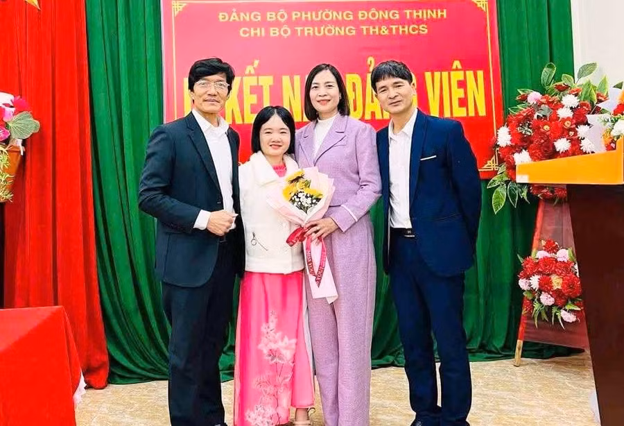 Cô giáo không tay Lê Thị Thắm được kết nạp Đảng. Ảnh: NVCC