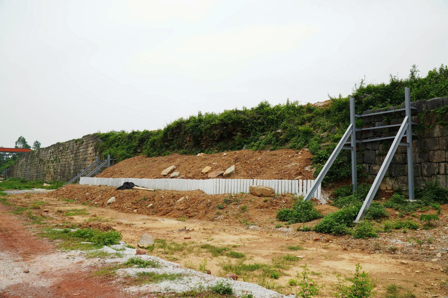 Đoạn tường thành bị sạt lở. 6.jpg