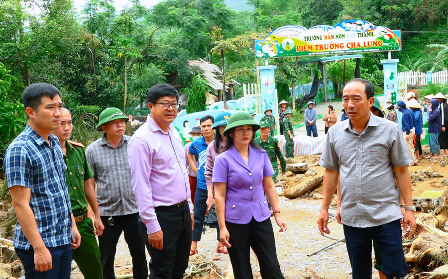 Ông Lê Tiến Lam (phải) - Phó Chủ tịch Thường trực HĐND tỉnh Thanh Hóa đi kiểm tra tình hình lũ lụt ở xã Tam Thanh. lam.jpg