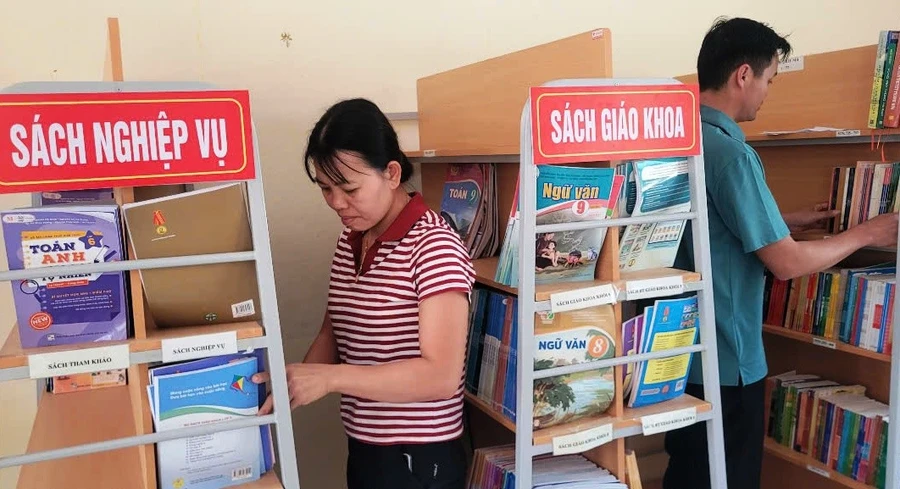 Nhân viên thư viện Trường THCS Quang Chiểu (Mường Lát, Thanh Hóa) đang làm việc. 