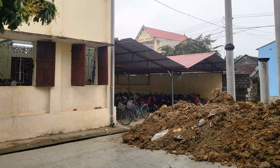 Trạm biến áp được đặt trong khuôn viên cạnh nhà xe và phòng học, Trường THCS Quý Lộc, Yên Định (Thanh Hóa).