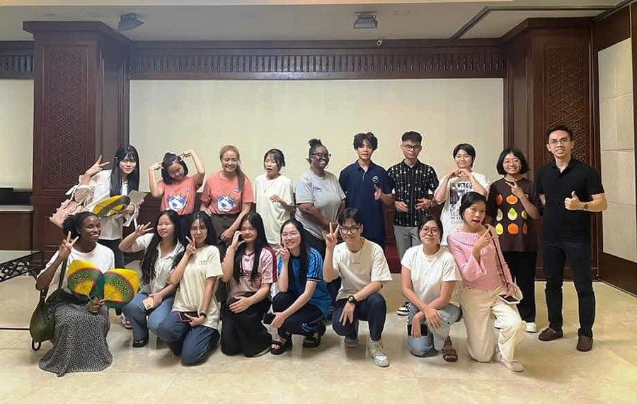 Trịnh Hải Đăng (thứ 3, hàng đầu từ phải sang) cùng các bạn học sinh quốc tế (AFS) tại Thái Lan. (Ảnh: GĐCC) 2597ff9d-36aa-45a7-b9d6-d70eaf0b5fe4.jpg