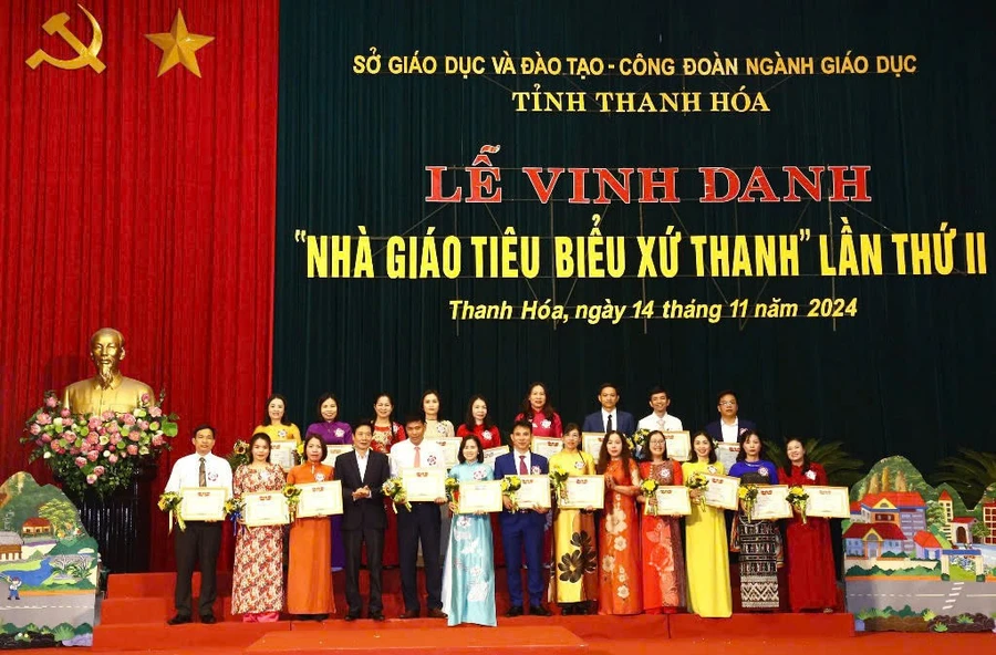 Nhà giáo Tiêu biểu Nguyễn Thị Nga (người thứ 3, hàng đầu từ trái sang) tại lễ vinh danh.