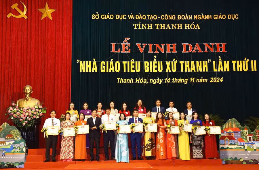 Nhà giáo Tiêu biểu Nguyễn Thị Nga (người thứ 3, hàng đầu từ trái sang) tại lễ vinh danh.