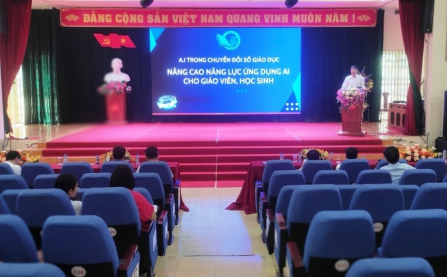 Tập huấn Giáo dục STEM -Ứng dụng chuyển đổi số trong dạy học ngoại ngữ và định hướng nghề nghiệp tại Trường THPT Chuyên Lam Sơn.