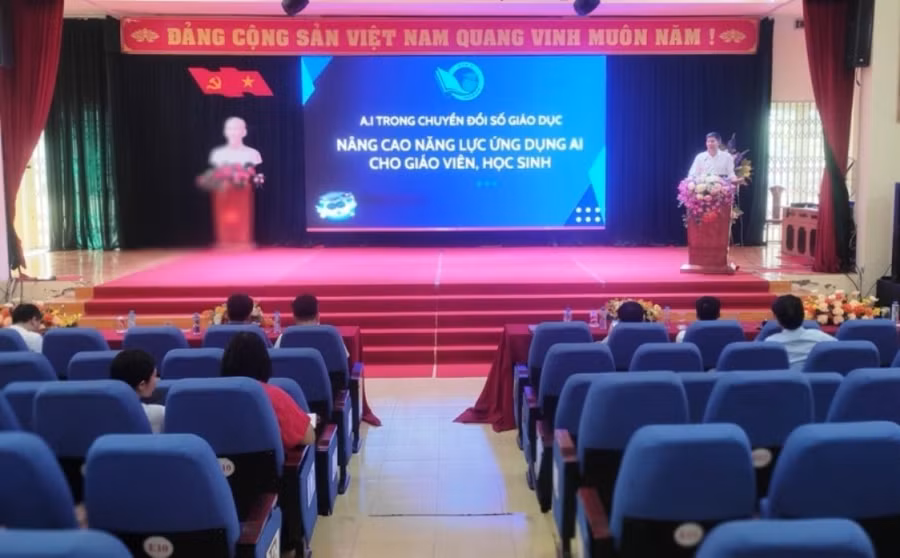 Tập huấn Giáo dục STEM -Ứng dụng chuyển đổi số trong dạy học ngoại ngữ và định hướng nghề nghiệp tại Trường THPT Chuyên Lam Sơn.