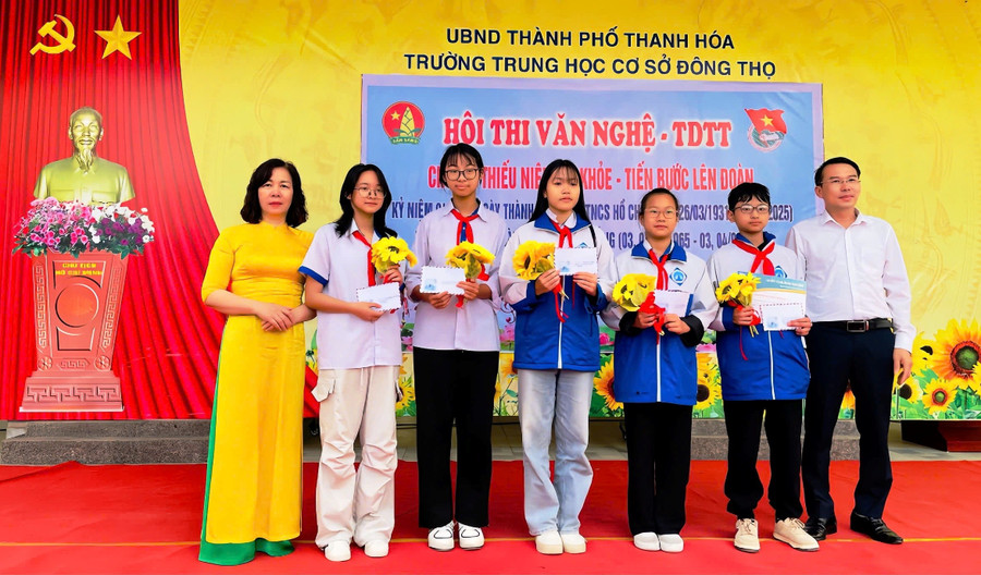 Ban giám hiệu trao phần thưởng cho học sinh nhà trường. 2032517984979911073.jpg