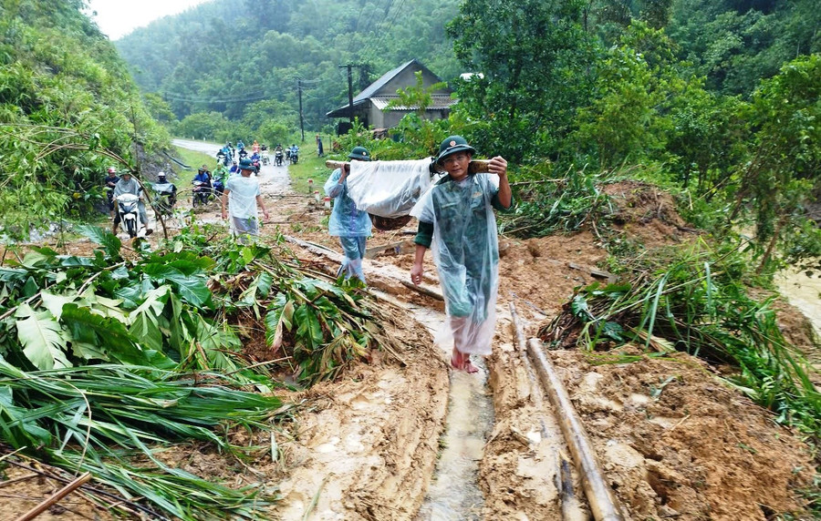 Lực lượng Bộ đội Biên phòng Yên Khương đưa nạn nhân đi bệnh viện. (Ảnh: Minh Thư).