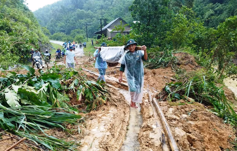 Lực lượng Bộ đội Biên phòng Yên Khương đưa nạn nhân đi bệnh viện. (Ảnh: Minh Thư).