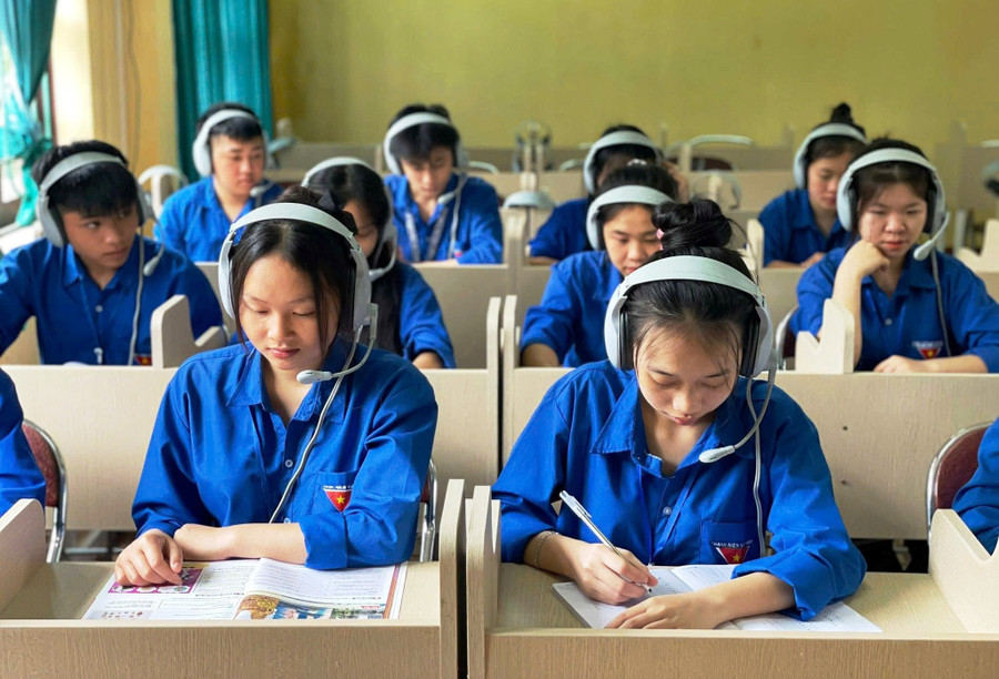 Giờ ôn tập môn tiếng Anh ở Trường THPT Lang Chánh (Thanh Hóa). 788e3c7691cd24937ddc.jpg
