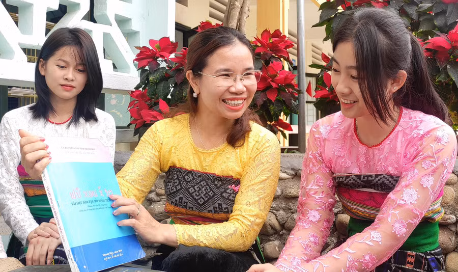 Cô giáo Hà Thị Khuyên và học sinh của mình.