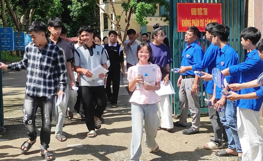 Thí sinh phấn khởi rời phòng thi ở Điểm thi Trường THPT Mường Lát (Thanh Hóa) sáng 27/6. 47ef21cff82d4f73163c.jpg