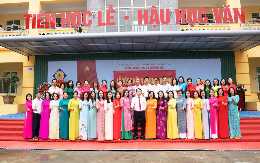 Tập thể cán bộ, giáo viên nhà trường. b9890f4fc9f744a91de6.jpg