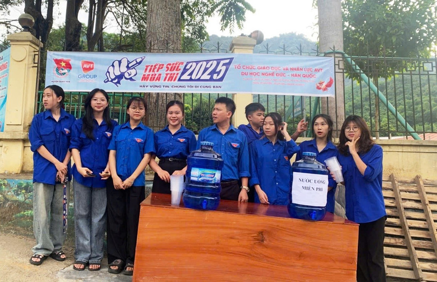 Đội thanh niên tình nguyện "Tiếp sức mùa thi" tại Trường THPT Quan Hóa (Thanh Hóa). 83e021b9-241f-4374-9db2-a469876b183e.jpg