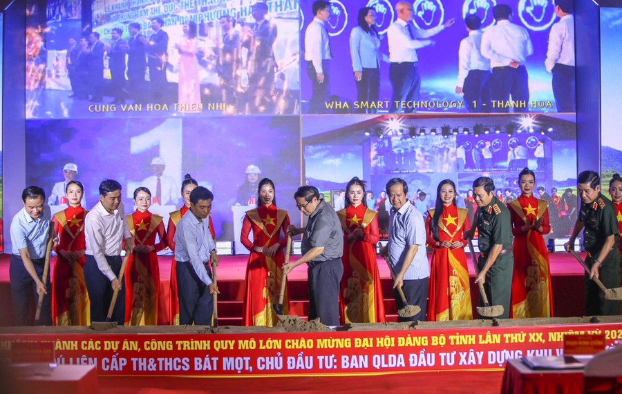 Thủ tướng Phạm Minh Chính và Bộ trưởng Nguyễn Kim Sơn cùng lãnh đạo Bộ Quốc phòng, lãnh đạo tỉnh Thanh Hóa thực hiện nghi thức khởi công. f650108e4687cbd99296.jpg