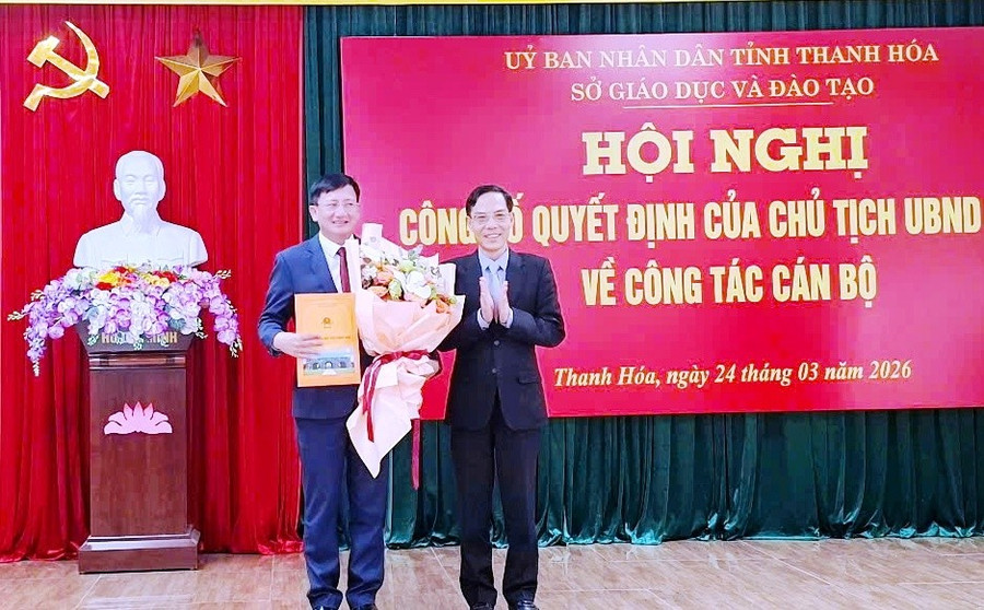 Ông Đầu Thanh Tùng - Phó Chủ tịch UBND tỉnh trao Quyết định và tặng hoa Phó Giám đốc Sở GD&ĐT Thanh Hóa.