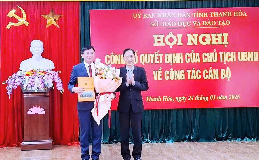 Ông Đầu Thanh Tùng - Phó Chủ tịch UBND tỉnh trao Quyết định và tặng hoa Phó Giám đốc Sở GD&ĐT Thanh Hóa.
