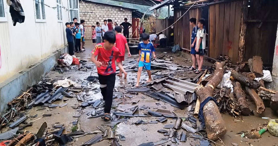 Dông lốc gây thiệt hại tại Trường THCS Nhi Sơn (Mường Lát, Thanh Hóa). 