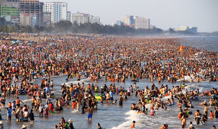 Du khách đến tắm biển Sầm Sơn (Thanh Hóa) năm 2025.