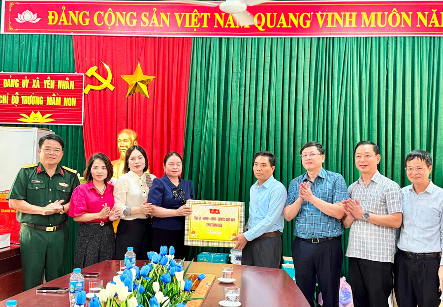 Ông Nguyễn Doãn Anh, Bí thư Tỉnh ủy Thanh Hóa và lãnh đạo UBND tỉnh, Sở GD&ĐT tặng quà Trường Mầm non Yên Nhân sau bão lũ. 8bc3e024a1012c5f7510.jpg