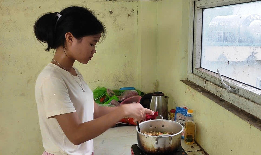 Em Lò Thị Yến, học sinh lớp 12C3, Trường THPT Mường Lát đang tự nấu ăn ở trong Làng học sinh Trường THPT Mường Lát (Thanh Hóa). Ảnh: Thế Lượng 2d5127a20876bf28e667.jpg