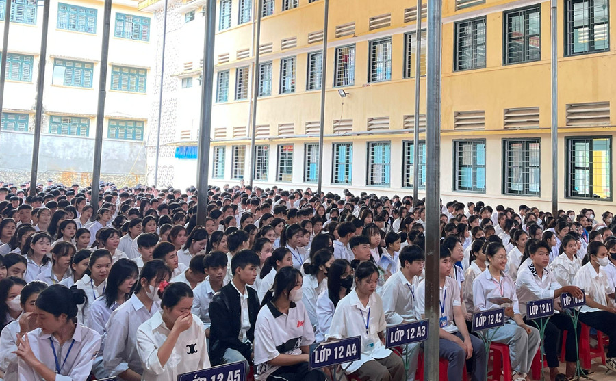 Học sinh Trường THPT Quan Sơn được tuyên truyền về tác hại của thuốc lá. Ảnh: NTCC 56d87636-97cc-4cf8-9d0d-6c5764c0cc4e.jpg