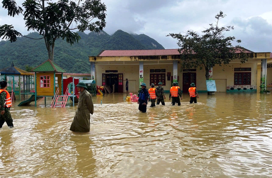 Lực lượng Bộ đội Biên phòng vào giúp nhà trường. 6.jpg