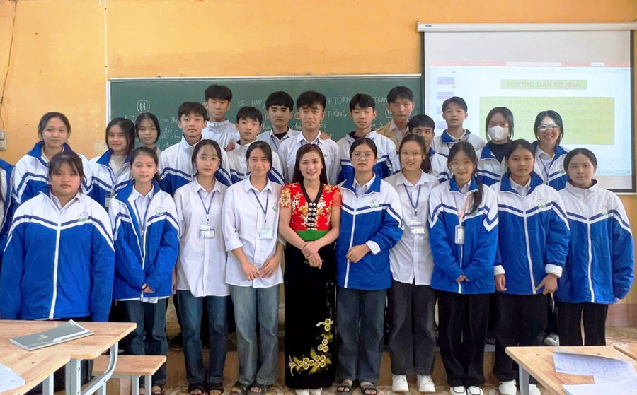 Cô giáo Vi Thị Thu Hằng và học trò của mình. b940f5f79f382b667229.jpg