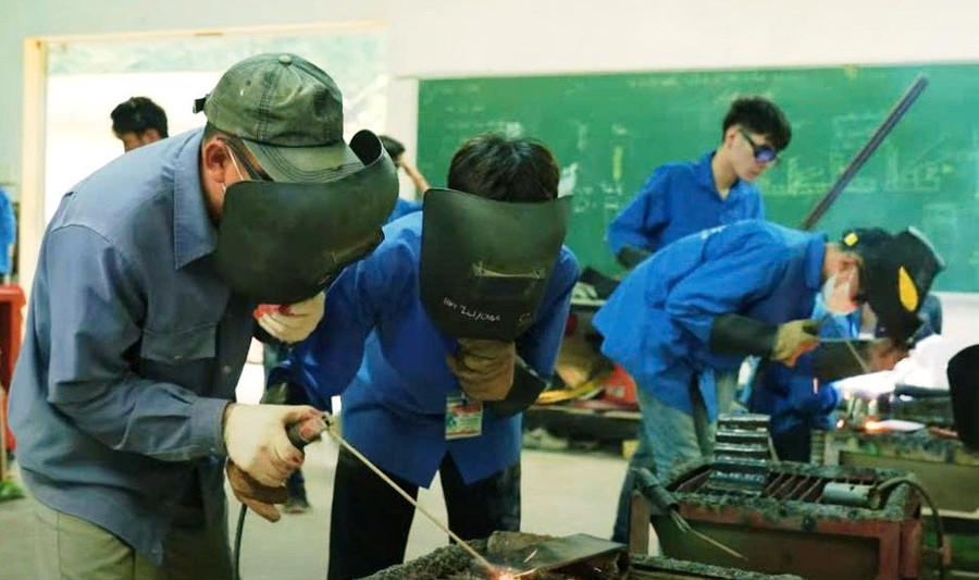 Học sinh nhà trường tham gia giờ thực hành nghề hàn. (Ảnh: NTCC) 3efadc9c3369be37e778.jpg