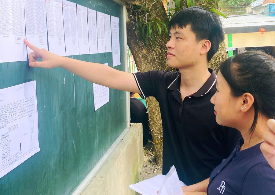 Em Đinh Xuân Vinh kiểm tra số báo danh của mình trước khi bước vào kỳ thi. Ảnh: Cao Minh 2c647a75a3bd14e34dac.jpg