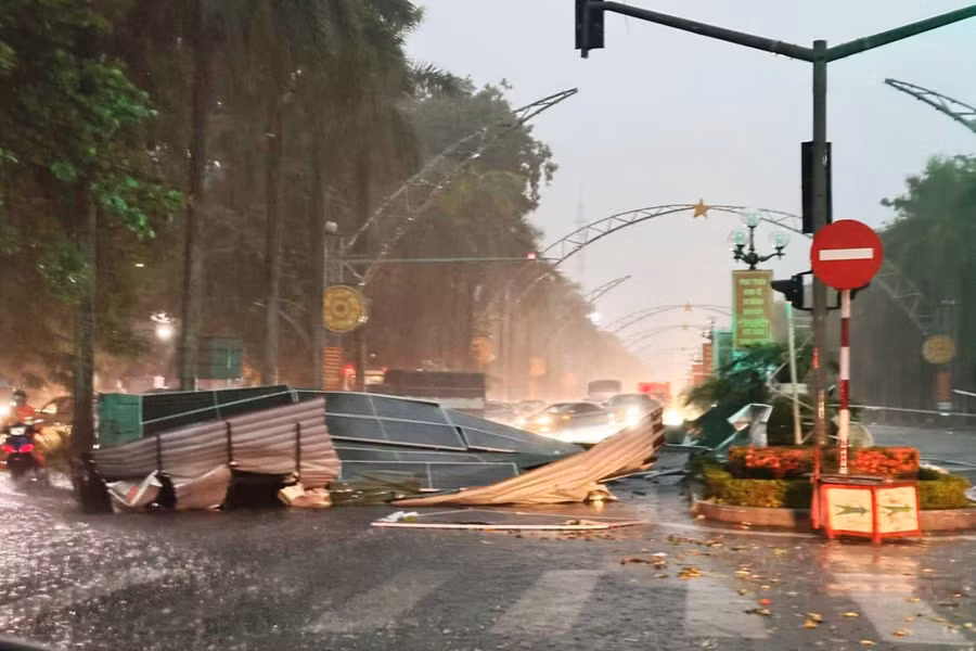 Dông lốc chiều 19/7 làm hư hỏng nhiều biển quảng cáo ở Đại lộ Lê Lợi, phường Hạc Thành, Thanh Hóa.