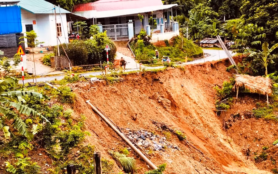 Sạt lở mái taluy âm bờ sông Mã ở xã Trung Sơn (Quan Hóa, Thanh Hóa).