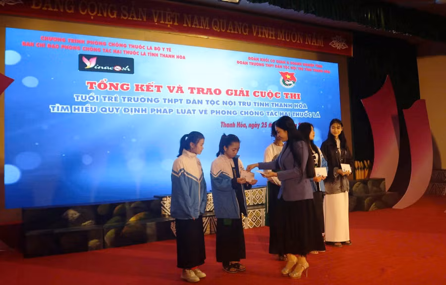 Trường THPT Dân tộc nội trú tỉnh Thanh Hóa trao giải cuộc thi Tìm hiểu quy định pháp luật về phòng chống tác hại thuốc lá. Ảnh: NTCC