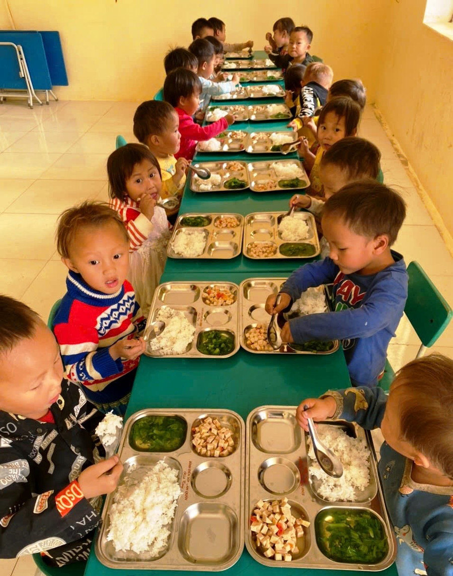 Những đứa trẻ ở điểm lẻ bản Ón, Trường Mầm non Tam Chung (Mường Lát) đã được ăn bán trú tại lớp. 1cb26ed5-870b-47a7-88db-304528f18b12.jpg