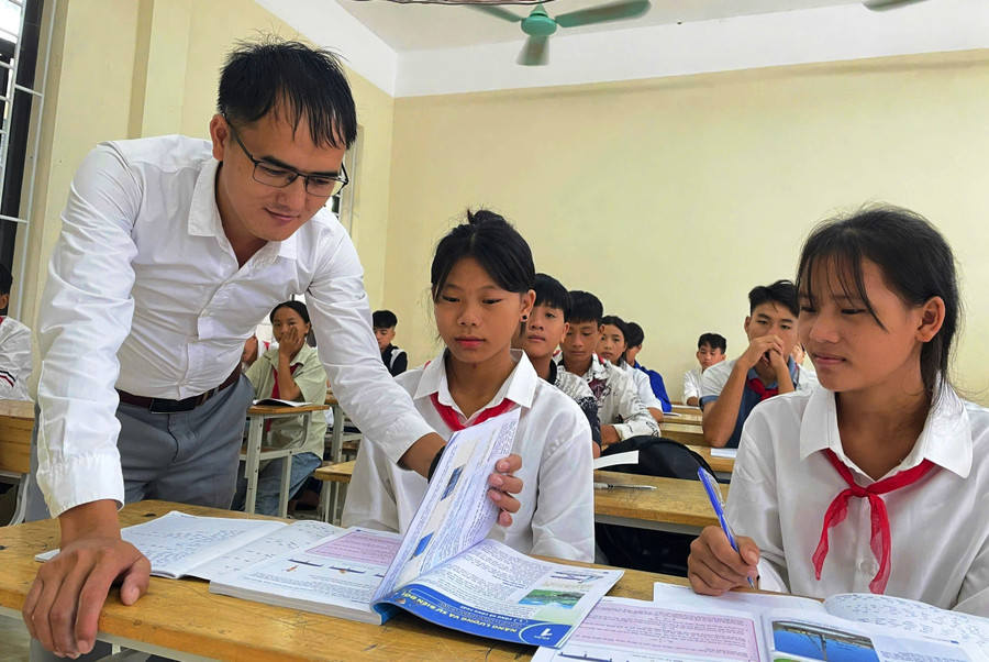 Thầy và trò Trường PTDTBT-THCS Mường Lý, Thanh Hóa trong giờ học. eb0d994ed8d06a8e33c1.jpg