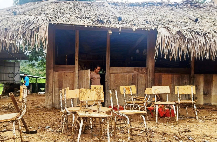 Giáo viên đang nỗ lực khắc phục hậu quả thiên tai. 10.jpg