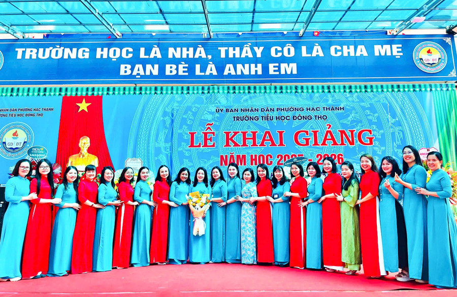 Niềm vui của giáo viên Trường Tiểu học Đông Thọ trong ngày khai giảng năm học mới. 03fb3c21-4091-41c1-841d-71092ceca9c3.jpg