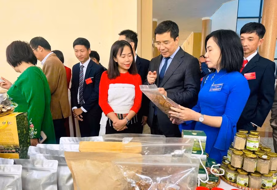 Ông Nguyễn Hồng Phong - Phó Bí thư Thường trực Tỉnh ủy, Chủ tịch HĐND tỉnh Thanh Hóa thăm gian hàng trưng bày của chị Hà Thị Xem (áo đỏ).