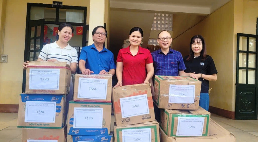 Hàng nghìn cuốn sách giáo khoa được trao đến Trường Tiểu học Ngọc Khê 2. 44eff16de1996cc73588.jpg