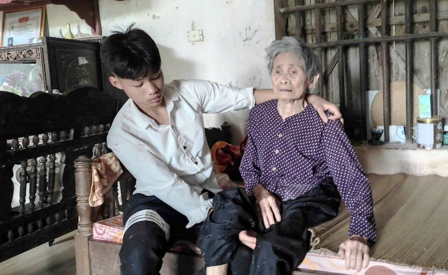 Nguyễn Xuân Nam (học sinh lớp 9) đang chăm sóc bà nội. b7fb11c5-8001-4ca3-922c-8b70fbd69dce.jpg
