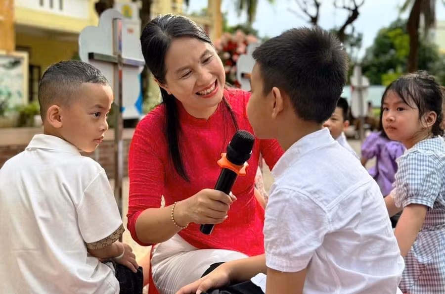 Cô giáo ân cần với học trò của mình trong buổi tựu trường.jpg