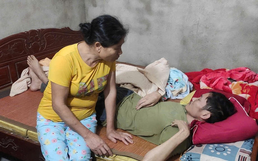 Người hàng xóm thường xuyên qua thăm nom ông Nguyễn Xuân Phương (bố của em Nam). 7d8e4951-2265-44fd-9bf4-85eb9b01fc4f.jpg
