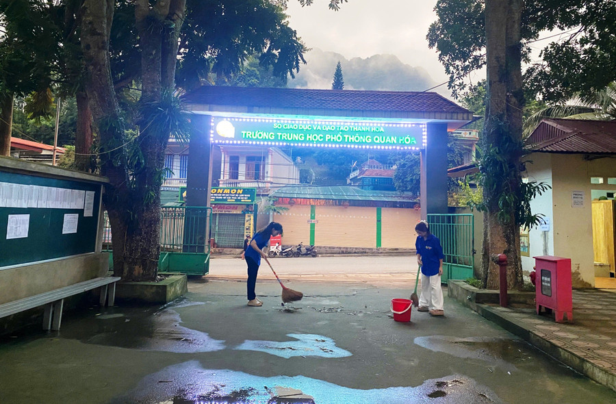Lực lượng thanh niên trong đội "Tiếp sức mùa thi" có mặt từ sáng sớm để quét dọn cổng. trường 23c6d540-765c-4ff4-8157-99d879491ce9.jpg