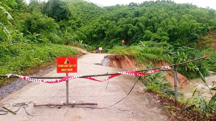 UBND xã Na Mèo cắm biển cảnh báo người dân đề phòng nguy hiểm.