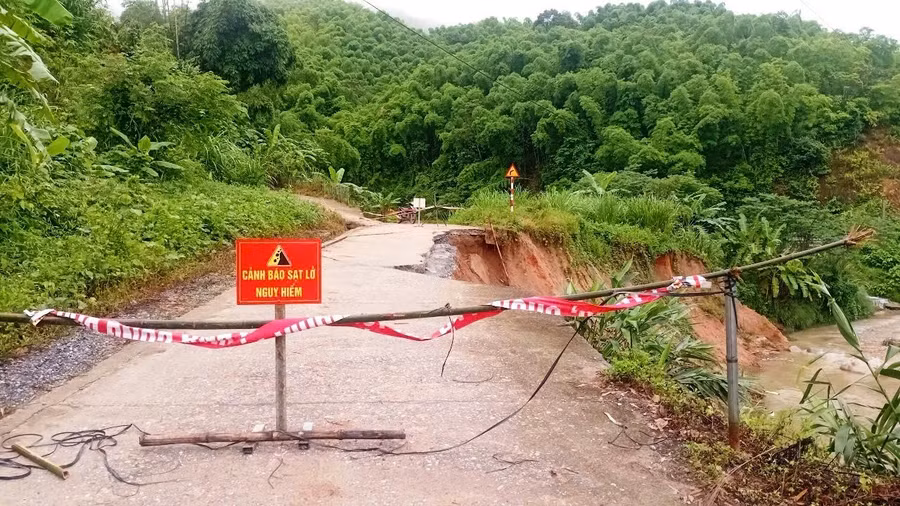 UBND xã Na Mèo cắm biển cảnh báo người dân đề phòng nguy hiểm.