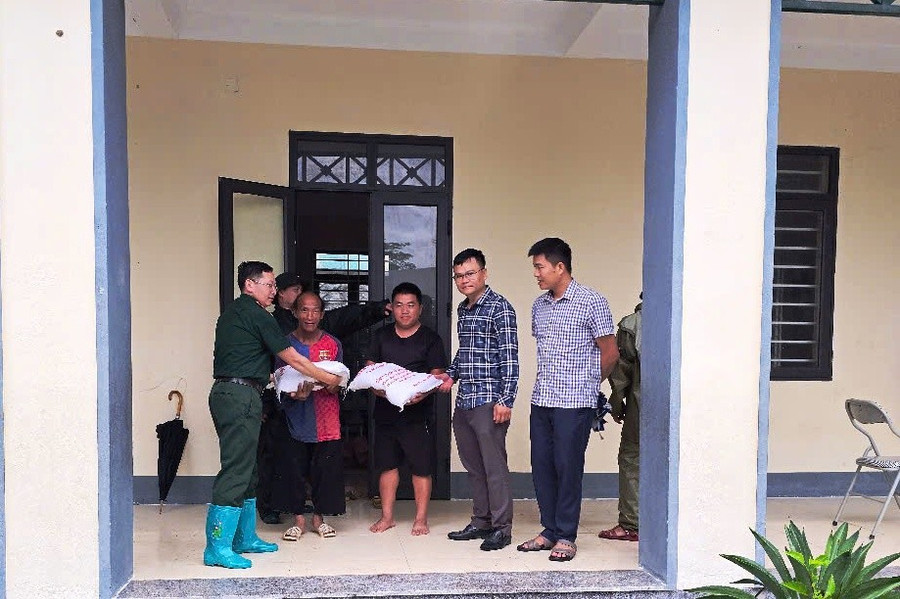 Lực lượng chức năng hỗ trợ lương thực cho người dân tại nơi sơ tán. (Ảnh: Ly Sa) c381e3ea-7365-4f31-8be0-51ce1ea069b7.jpg