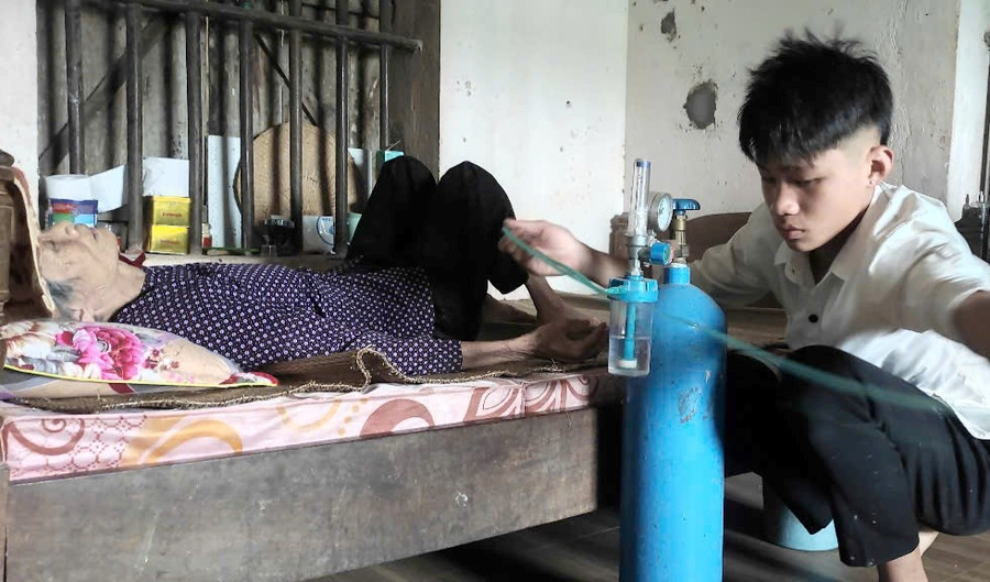 Em Nam chuẩn bị bình oxy cho bà nội. 008f3bca-8e39-4f9e-b3be-b8e26d83b690.jpg