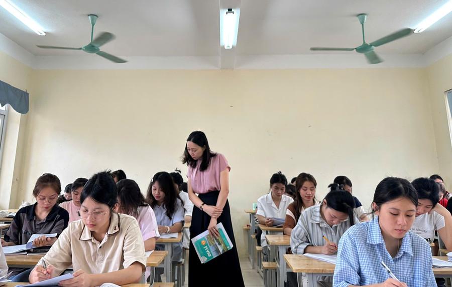 Học sinh lớp 12, Trường THPT Dân tộc nội trú Ngọc Lặc (Thanh Hóa) đang miệt mài ôn thi. 2c807413439cf7c2ae8d.jpg