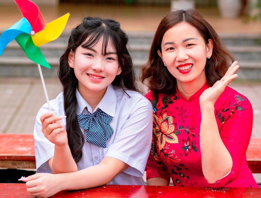 Nữ sinh Vi Ánh Ly Na và cô giáo chủ nhiệm lớp 9A3 - Nguyễn Thu Hà . Ảnh: NVCC