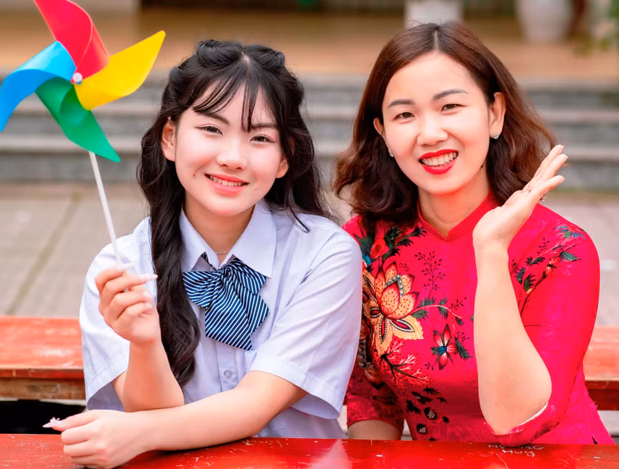 Nữ sinh Vi Ánh Ly Na và cô giáo chủ nhiệm lớp 9A3 - Nguyễn Thu Hà . Ảnh: NVCC